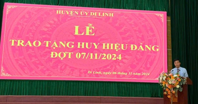 Đồng chí Đinh Văn Tuấn - Tỉnh ủy viên, Bí thư Huyện ủy, Chủ tịch HĐND huyện phát biểu tại buổi lễ