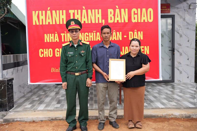 Ban chỉ huy Quân sự huyện Di Linh trao Quyết định bàn giao căn nhà cho gia đình anh K’N Jan Jen