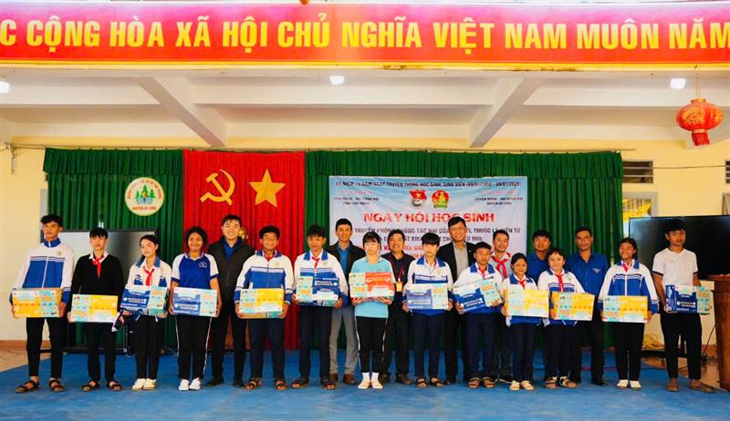 Huyện Đoàn, Hội đồng Đội huyện Di Linh trao tặng sữa cho các em học sinh