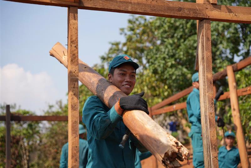 Lực lượng dân quân thị trấn Di Linh giúp người dân tháo dỡ nhà ở cũ