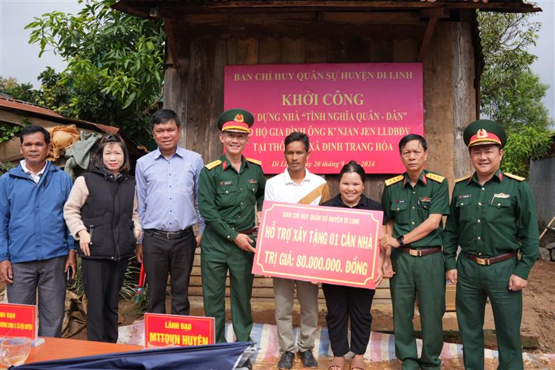 Ban Chỉ huy Quân sự huyện Di Linh trao tiền hỗ trợ cho gia đình anh K’Jan Jen