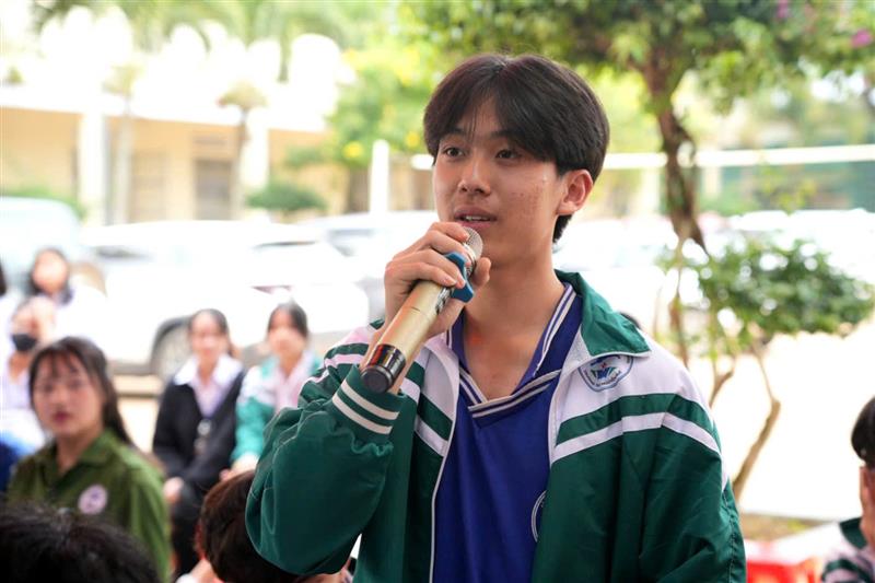 Học sinh Trường THPT Nguyễn Huệ đặt câu hỏi tại chương trình