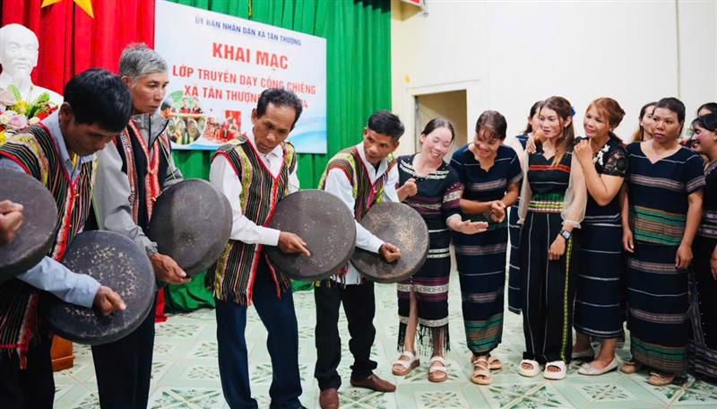Nghệ nhân hướng dẫn học viên cách đánh chiêng