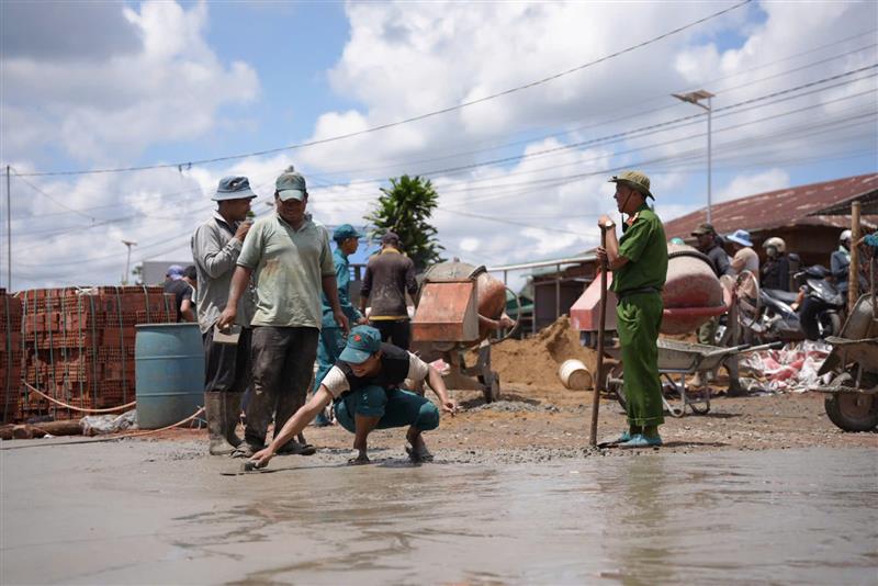 Lực lượng chiến sỹ ra quân làm sân bê tông tại thôn 3, xã Đinh Trang Thượng