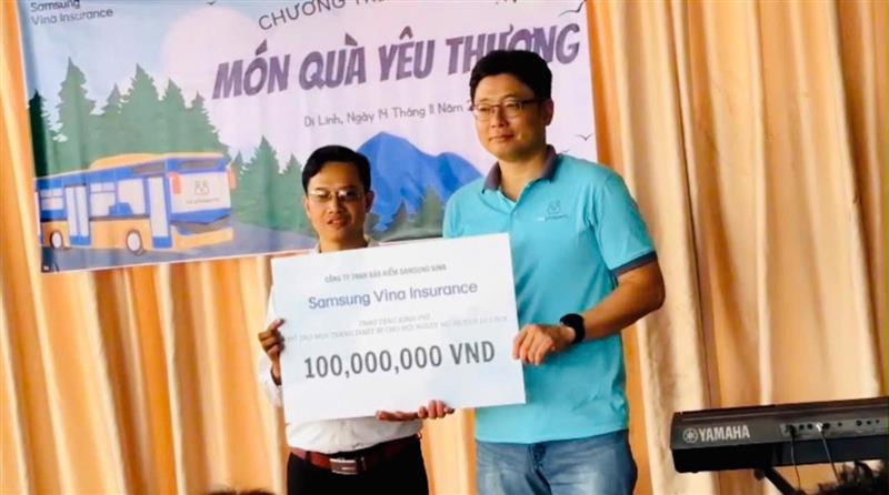 Công ty TNHH Bảo hiểm Samsung Vina trao tặng 100 triệu đồng cho Hội người mù huyện Di Linh