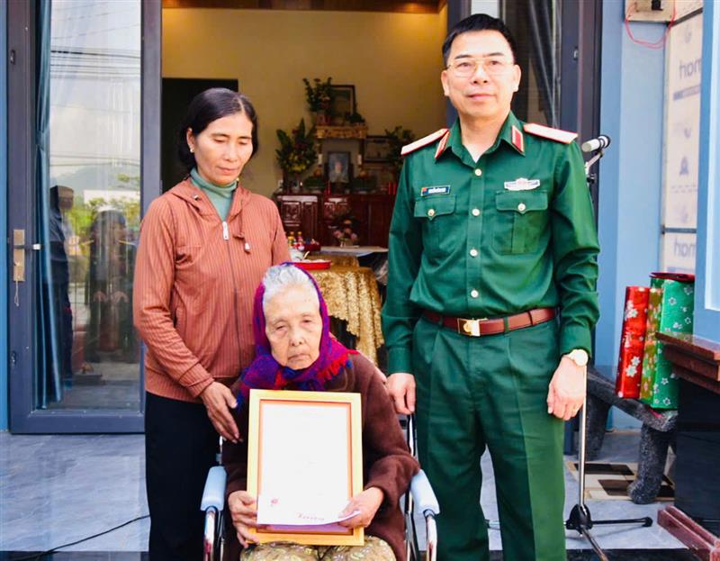 Thiếu tướng Nguyễn Công Sơn - Phó Chính ủy Học viện trao quyết định tặng nhà và quà cho gia đình bà Kim Thị En