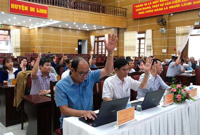 Các đại biểu biểu quyết thông qua Nghị quyết tại kỳ họp