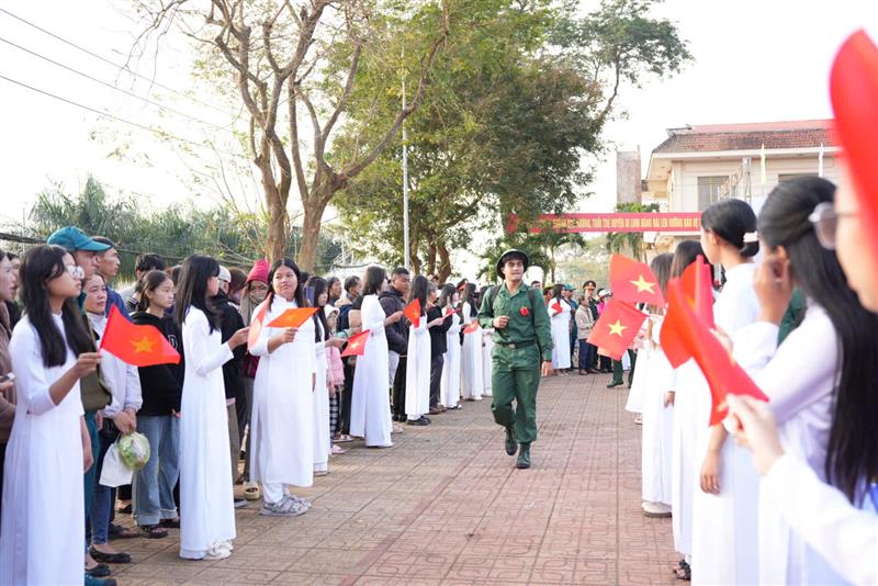 Thanh niên Di Linh hăng hái lên đường nhập ngũ, bảo vệ Tổ quốc