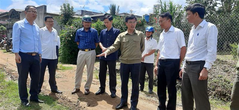 Đồng chí Đinh Văn Tuấn - Tỉnh ủy viên, Bí thư Huyện ủy, Chủ tịch HĐND huyện kiểm tra công tác xây dựng Nông thôn mới tại xã Hoà Bắc