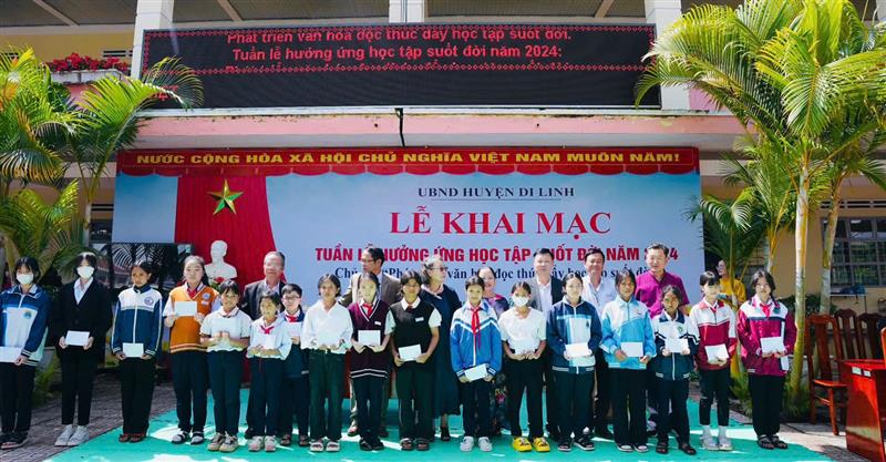 Hội Khuyến học tỉnh Lâm Đồng trao 40 suất học bổng cho các em học sinh vượt khó vươn lên trong học tập