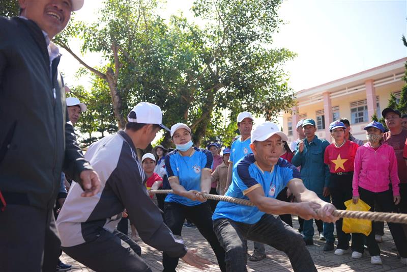 Các vận động viên tranh tài ở môn kéo co