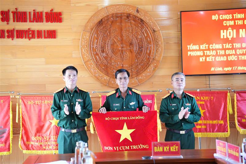 Trao cờ thi đua cho Ban Chỉ huy Quân sự huyện Di Linh