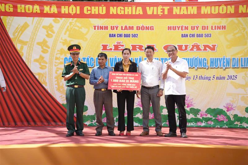 Ban Chỉ đạo 503 huyện trao hỗ trợ cho xã Đinh Trang Thượng