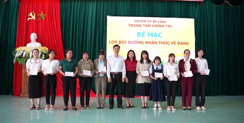 Trao giấy chứng nhận cho các học viên có thành tích học tập tốt