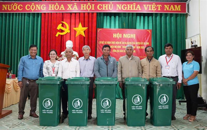 Ra mắt mô hình Thùng rác xanh trên địa bàn