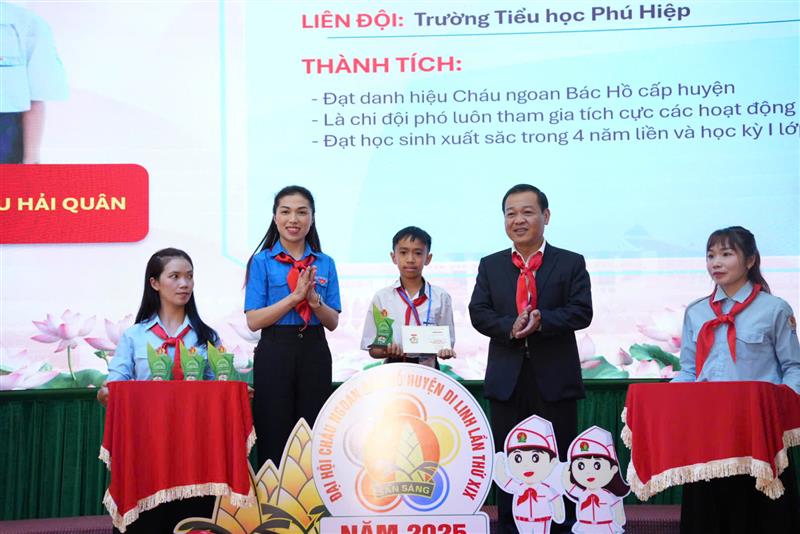 Lãnh đạo Tỉnh Đoàn, huyện Di Linh tặng danh hiệu cháu ngoan Bác Hồ cho các đội viên, thiếu nhi tiêu biểu