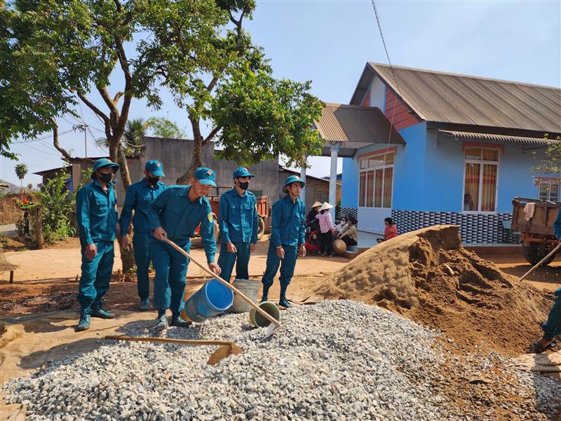 Lực lượng dân quân tự vệ làm công tác dân vận tại các thôn khó khăn trên địa bàn huyện