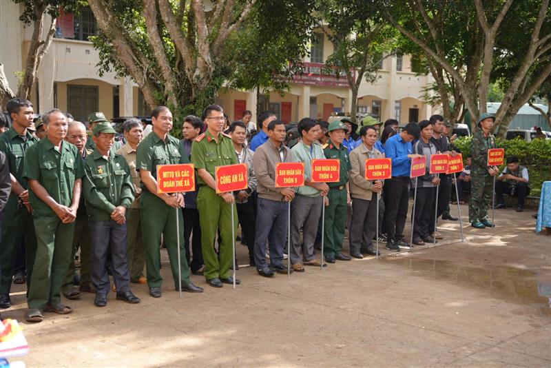 Đông đảo cán bộ, chiến sỹ và nhân dân tham gia lễ ra quân làm công tác dân vận