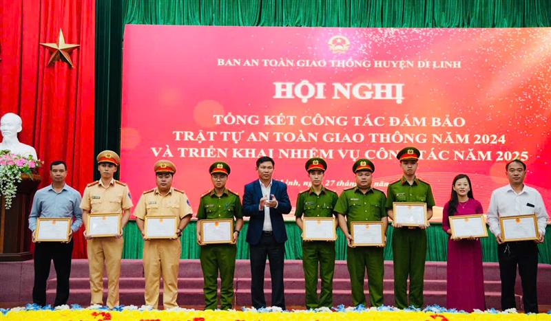 Khen thưởng cho các tập thể, cá nhân có thành tích xuất sắc trong năm 2024