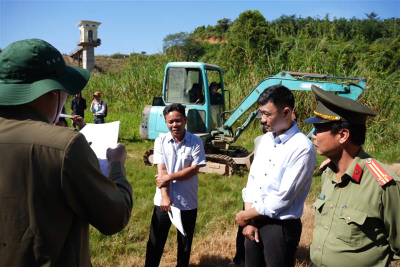 Đoàn cưỡng chế huyện Di Linh đọc Quyết định cưỡng chế, thu hồi đất