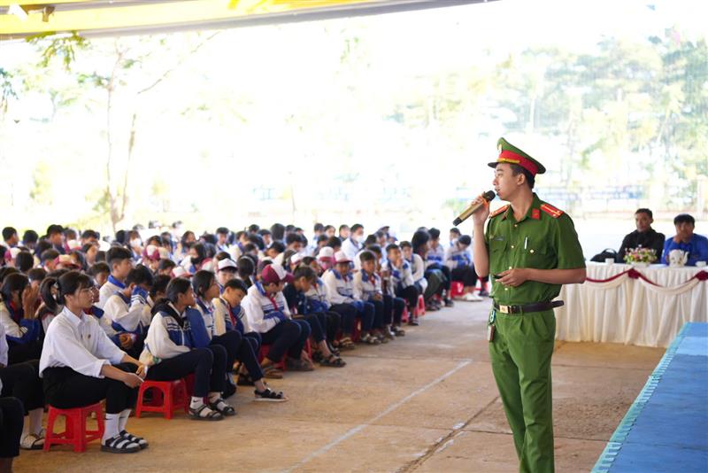 Cán bộ Công an huyện Di Linh tuyên truyền về phòng, chống ma tuý cho các em học sinh