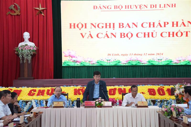 Đồng chí Đinh Văn Tuấn - Tỉnh ủy viên, Bí thư Huyện ủy, Chủ tịch Hội đồng nhân dân huyện kết luận tại Hội nghị