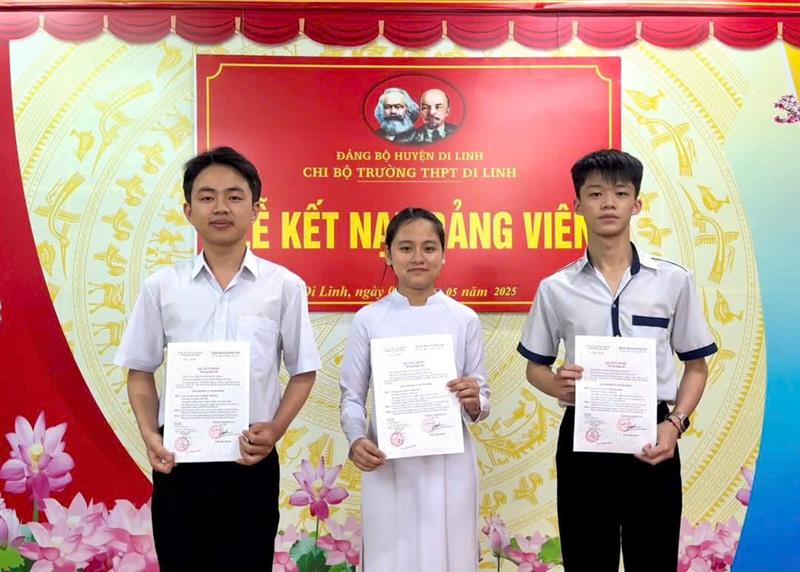 Các em học sinh Trường Trung học phổ thông Di Linh được kết nạp vào hàng ngũ của Đảng