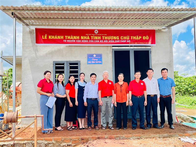 Hội Chữ thập đỏ huyện Di Linh trao hỗ trợ cho bà Bùi Thị Vân