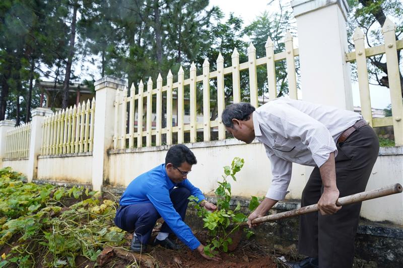 Đồng chí Ndu Ha Biên - Bí thư Tỉnh đoàn Lâm Đồng và đồng chí K'Broi - Phó Bí thư Thường trực Huyện ủy trồng cây xanh tại khuôn viên trường THPT Di Linh