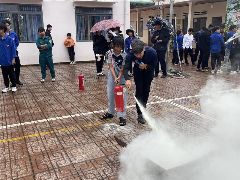 Các em học sinh thực hành phương án phòng cháy chữa cháy