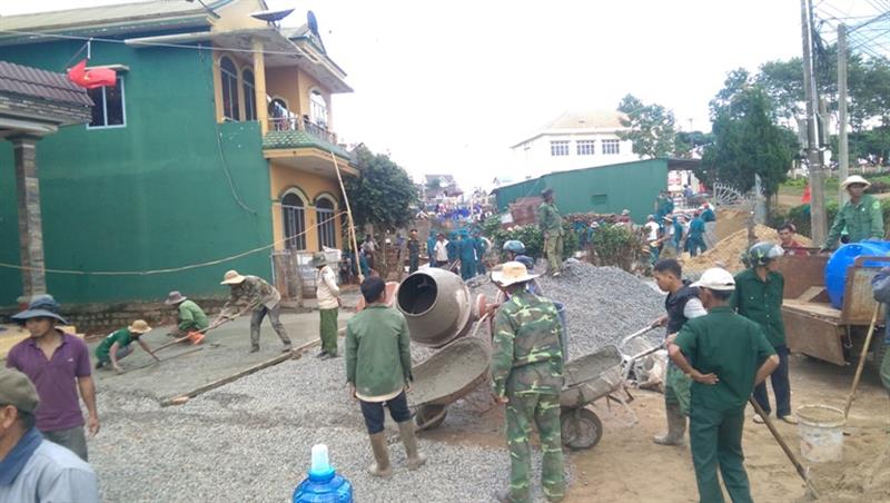 Lực lượng vũ trang, các đoàn thể và nhân dân tham gia làm sân bê tông cho bà con đồng bào dân tộc tại xã Tân Thượng