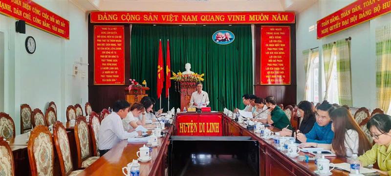 Đồng chí K’Broi - Phó Bí thư Thường trực Huyện ủy phát biểu chỉ đạo tại hội nghị