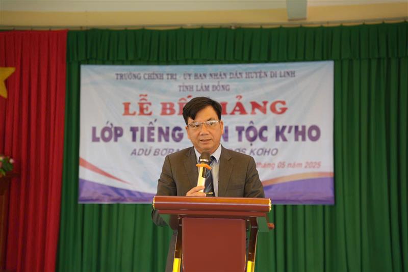 Thầy Lê Quang Sơn - Trưởng khoa Lý luận cơ sở, Trường Chính trị tỉnh Lâm Đồng phát biểu tại Lễ bế giảng