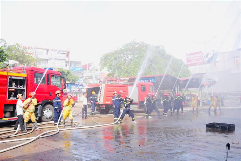 Lực lượng phòng cháy chữa cháy và cứu nạn cứu hộ Công an tỉnh Lâm Đồng và lực lượng tại chỗ Công ty cổ phần Alata diễn tập dập tắt đám cháy