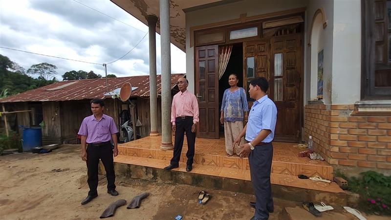 Ông K’ Léc, thứ 2 bên trái qua cùng với lãnh đạo địa phương tuyên truyền, vận động bà con hiến đất làm đường