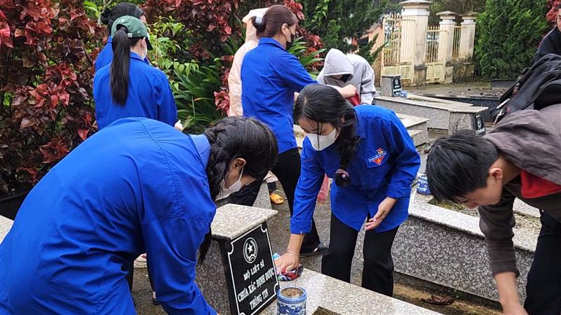 Đoàn viên thanh niên tổ chức dọn vệ sinh Nghĩa trang liệt sỹ huyện