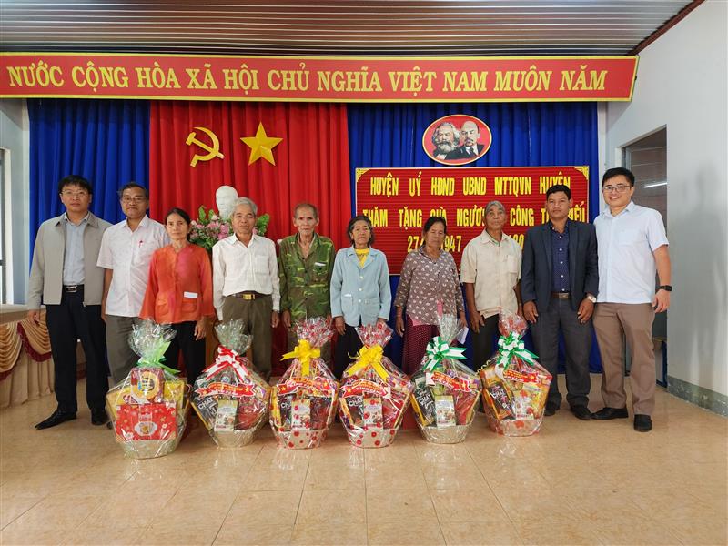 Đồng chí Phó Bí thư Thường trực Huyện uỷ tặng quà gia đình người có công xã Sơn Điền