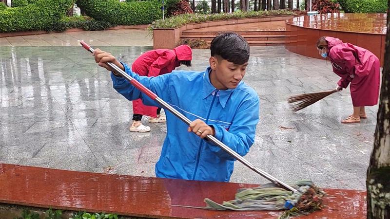 Đoàn viên thanh niên huyện Di Linh dọn dẹp vệ sinh tại Nghĩa trang liệt sỹ huyện