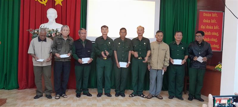 Hội Cựu chiến binh huyện Di Linh trao tặng quà cho các hội viên Cựu chiến binh là thương, bệnh binh