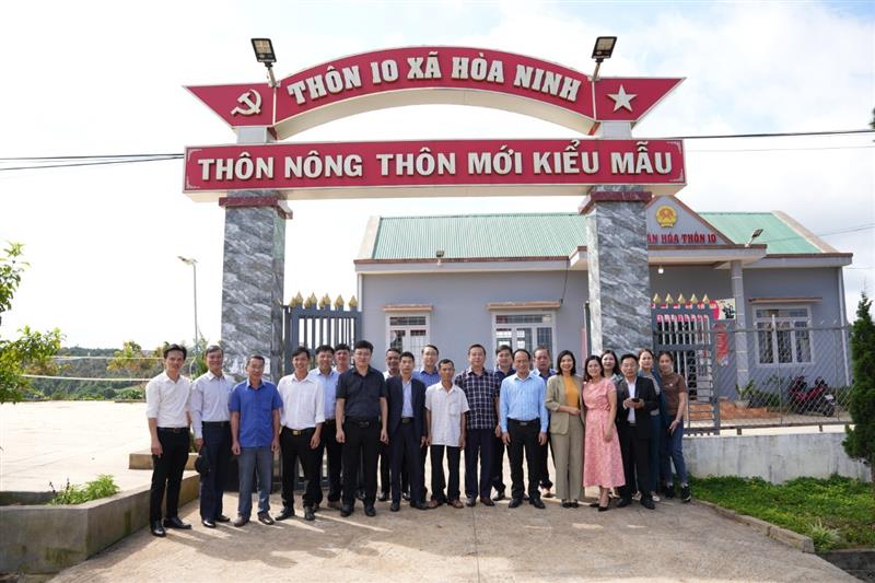 Đoàn tham quan xây dựng NTM tại thôn 10 xã Hoà Ninh