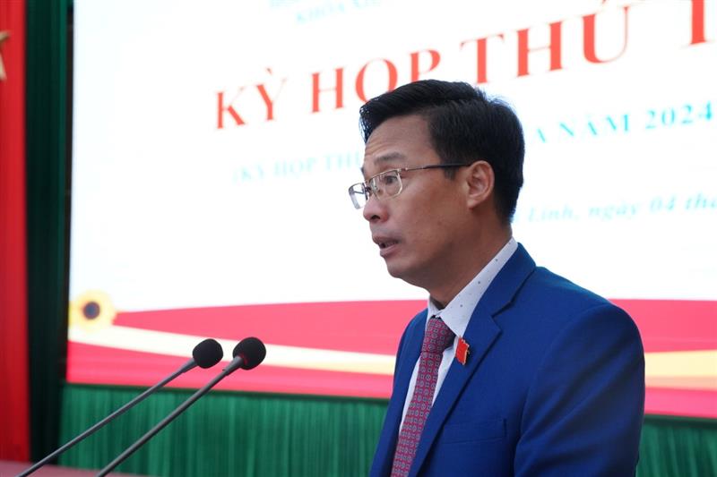 Đồng chí Đinh Văn Tuấn - TUV, Bí thư Huyện ủy, Chủ tịch HĐND huyện phát biểu tại kỳ họp