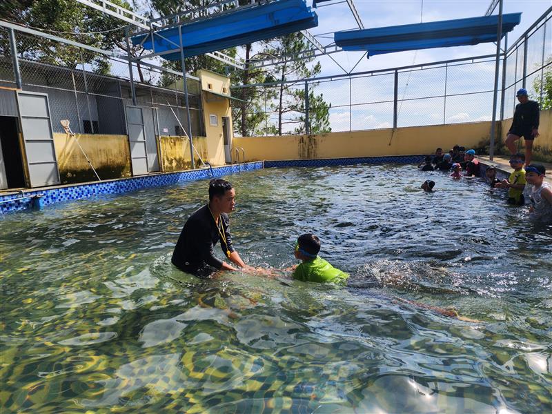 Hồ bơi Trường THCS Gung Ré thu hút đông đảo học sinh học bơi