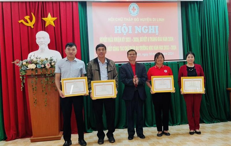 2 tập thể và 2 cá nhân được nhận bằng khen của Trung ương Hội Chữ thập đỏ Việt Nam vì đã có thành tích xuất sắc trong phong trào hiến máu tình nguyện năm 2023