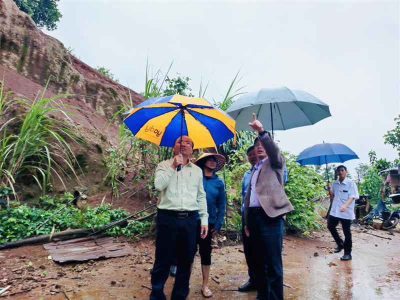 Lãnh đạo huyện kiểm tra các địa điểm có nguy cơ sạt lở tại xã Đinh Trang Hòa