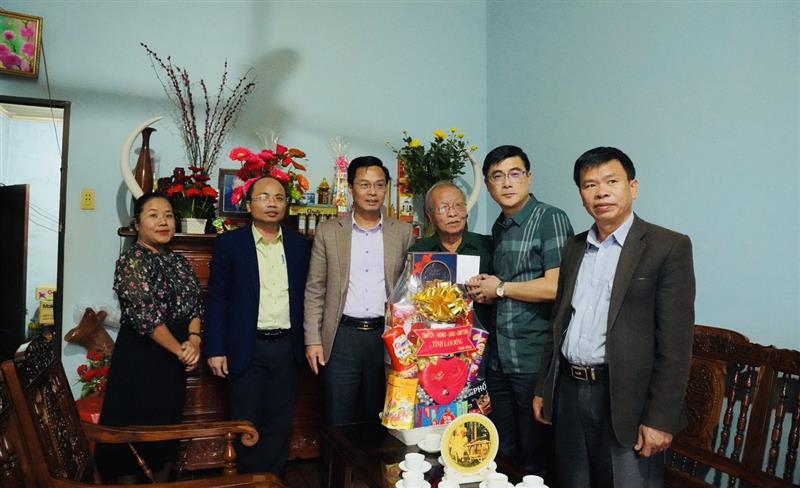 Lãnh đạo tỉnh Lâm Đồng và huyện Di Linh thăm hỏi, động viên, tặng quà các gia đình chính sách