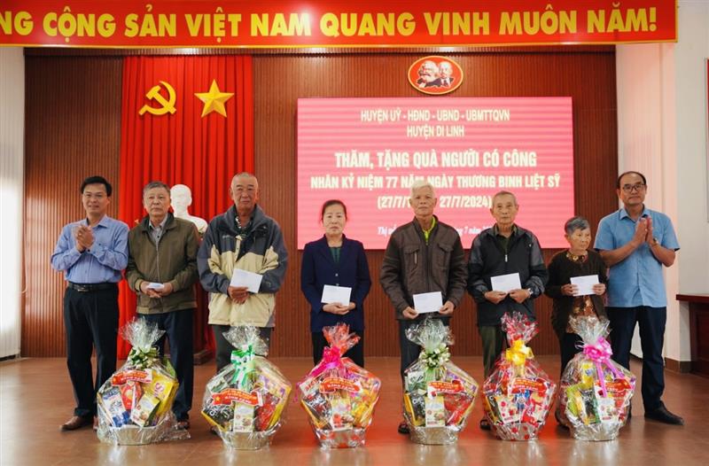 Đồng chí Bí thư Huyện ủy Đinh Văn Tuấn tặng quà cho các gia đình chính sách và người có công