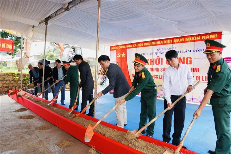 Đại diện Bộ Chỉ huy Quân sự tỉnh Lâm Đồng cùng lãnh đạo địa phương dự lễ khởi công xây dựng công trình sân bóng đá mini
