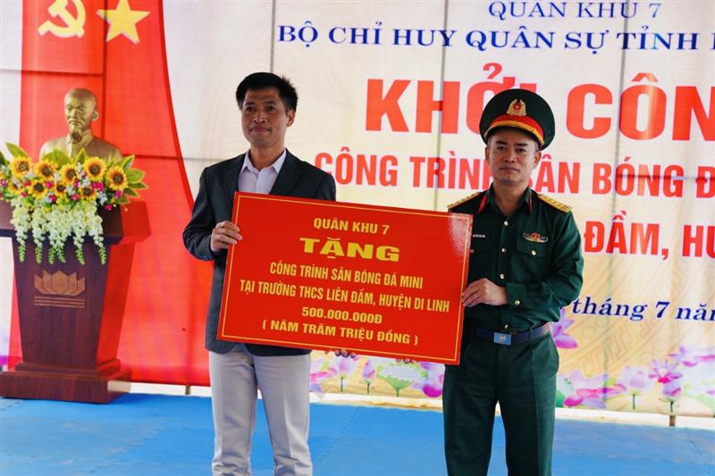 Đại tá Nguyễn Văn Sơn - Phó Chính ủy, Bộ Chỉ huy Quân sự tỉnh trao tặng công trình cho Trường THCS Liên Đầm