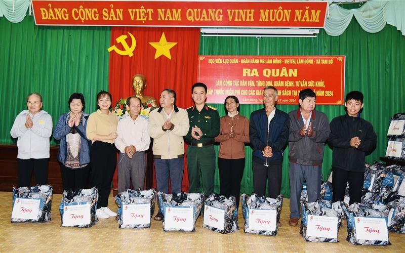 Đoàn công tác của Học viện Lục quân trao quà cho các gia đình chính sách trên địa bàn xã Tam Bố