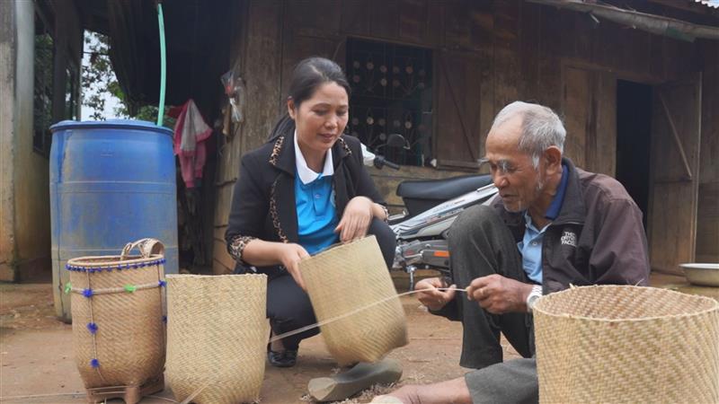 Miệt mài vận động bà con trong thôn giữ gìn bản sắc văn hóa dân tộc